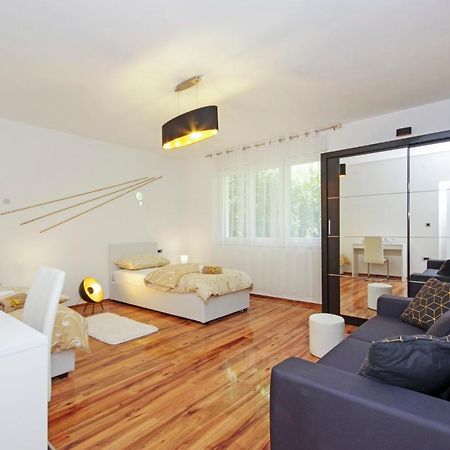 Split Symphony Veranda: Modern, New Apartment Eksteriør billede