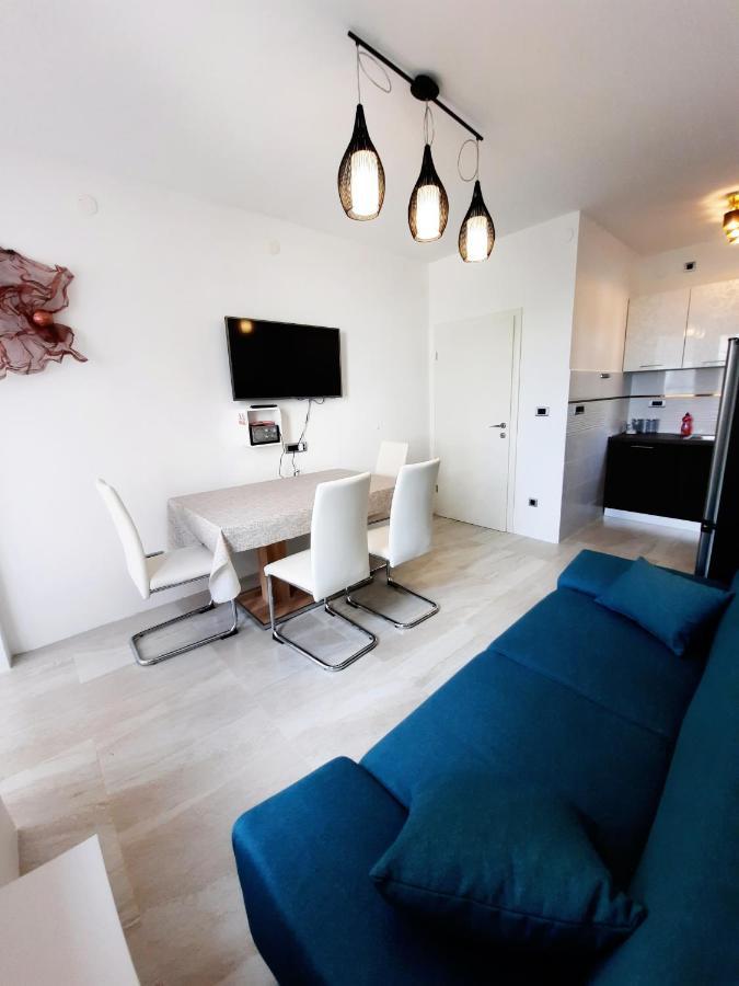 Split Symphony Veranda: Modern, New Apartment Eksteriør billede