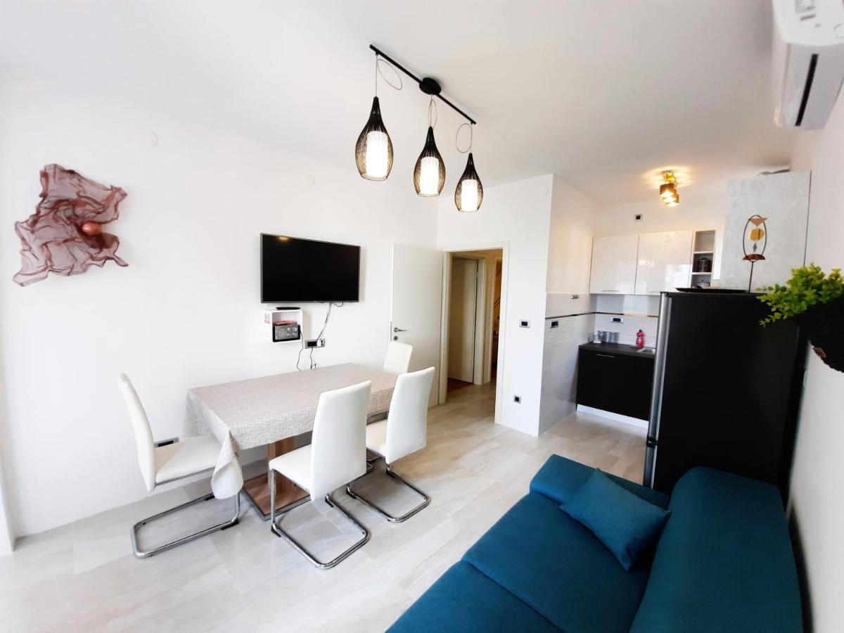 Split Symphony Veranda: Modern, New Apartment Eksteriør billede