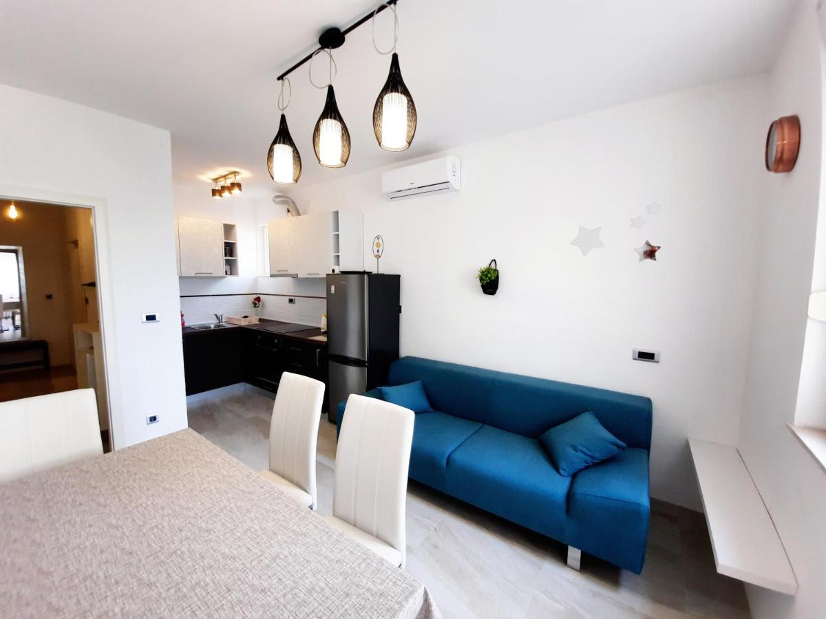 Split Symphony Veranda: Modern, New Apartment Eksteriør billede