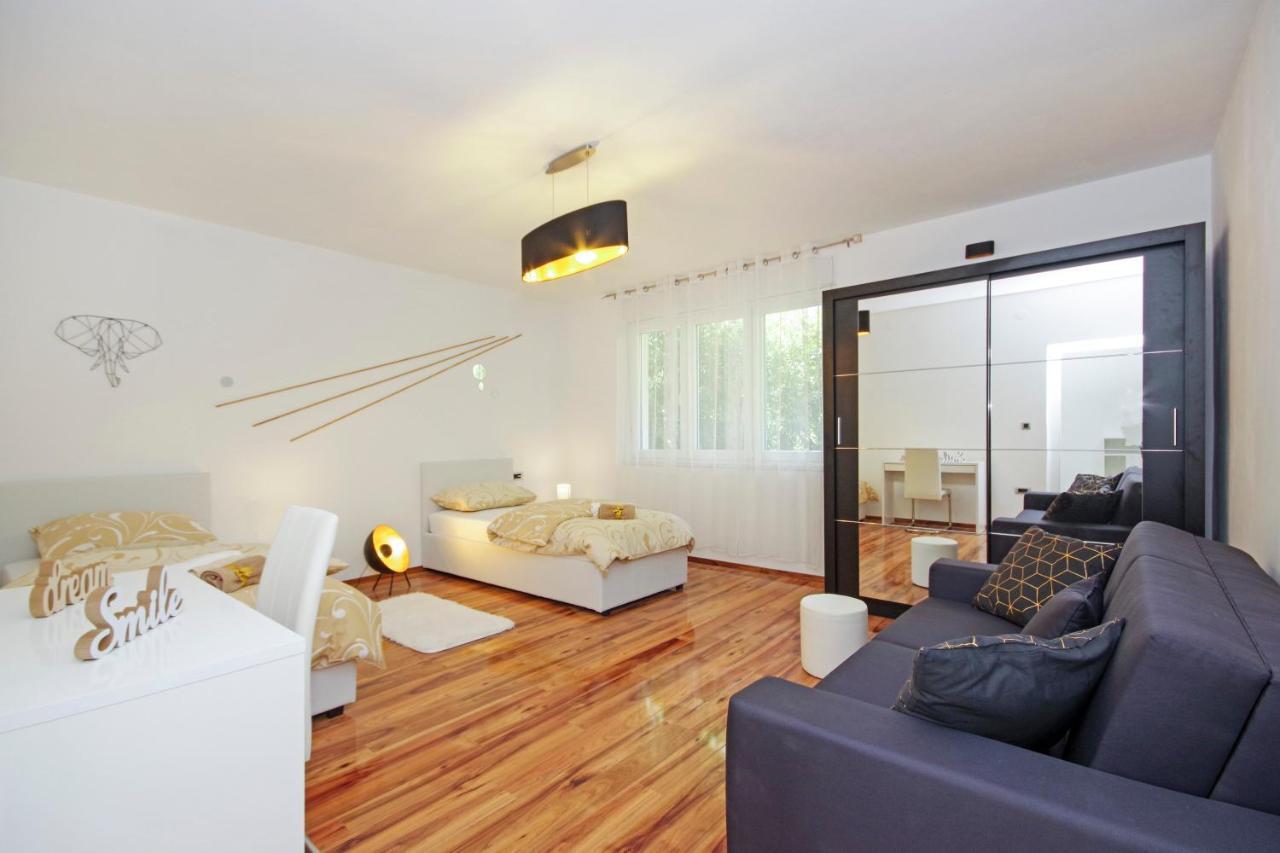 Split Symphony Veranda: Modern, New Apartment Eksteriør billede