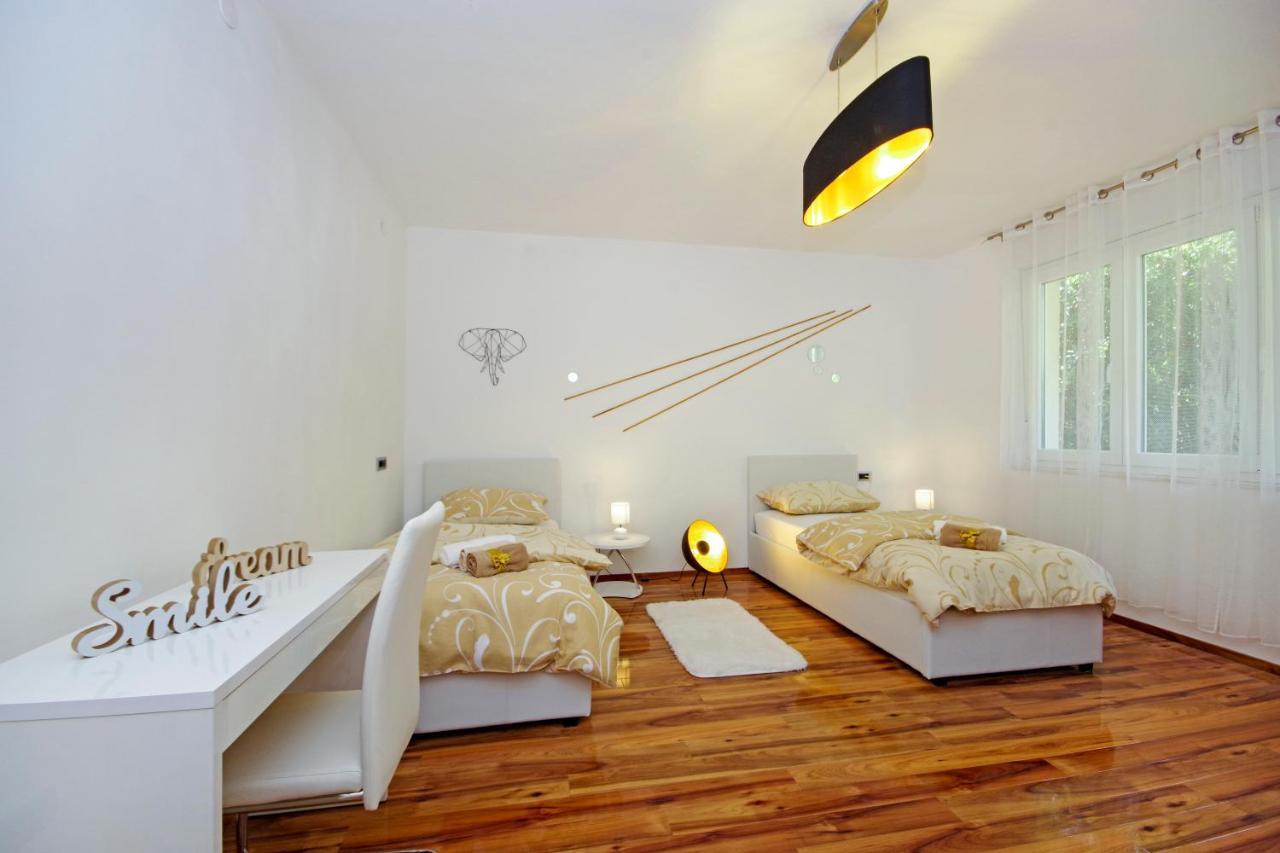 Split Symphony Veranda: Modern, New Apartment Eksteriør billede