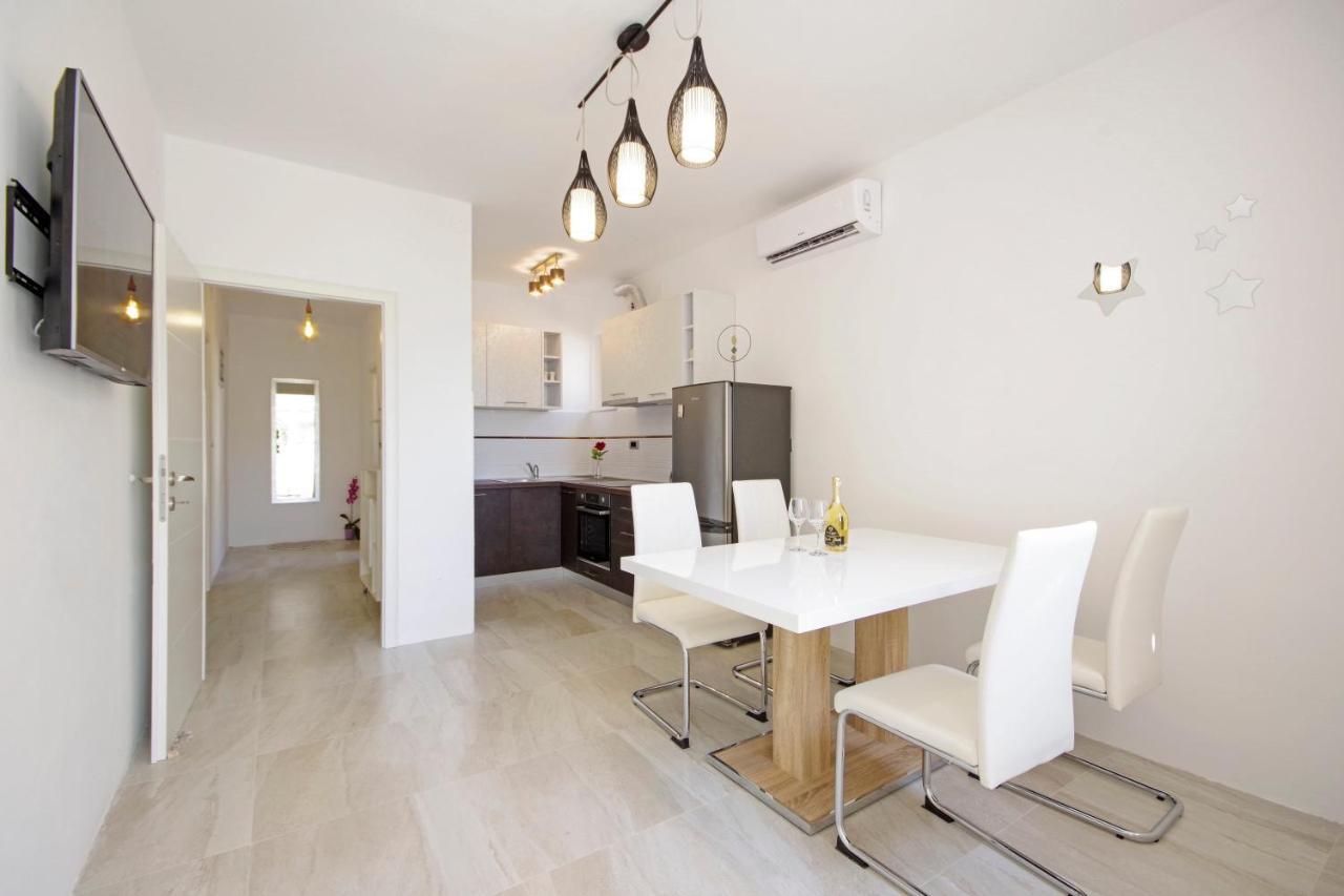 Split Symphony Veranda: Modern, New Apartment Eksteriør billede