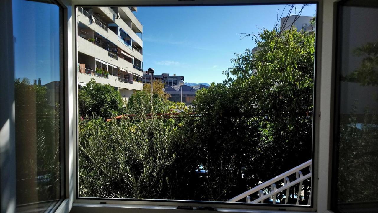 Split Symphony Veranda: Modern, New Apartment Eksteriør billede