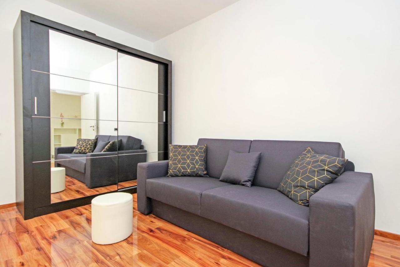 Split Symphony Veranda: Modern, New Apartment Eksteriør billede